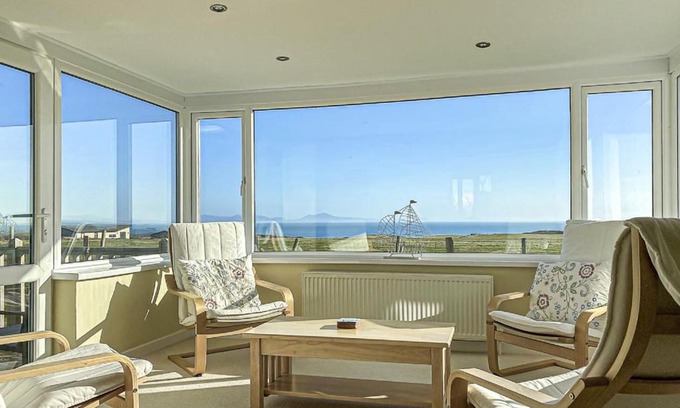 Caergeiliog House | Plas Diwedd