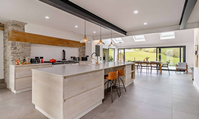 Abergele House | Plas Isaf Farmhouse - Four Bedroom House, Sleeps 10