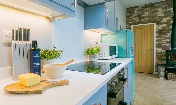 Bryngwran Cottage | Plas Old Dairy - a hot tub that sleeps 4 guests in 2 bedrooms