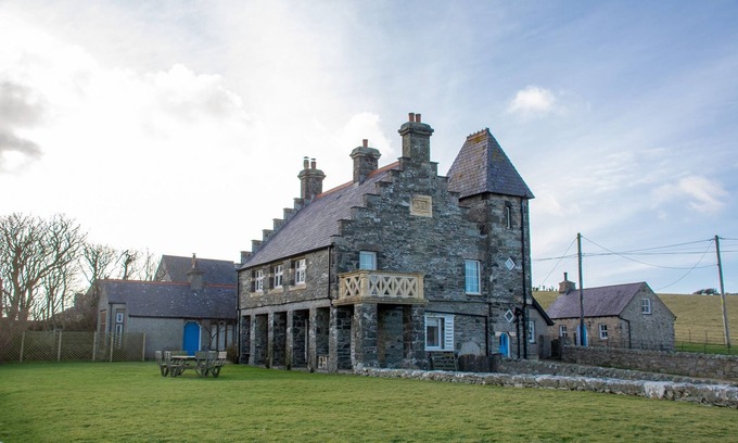Rhoscolyn Cottage | Plas - sleeps 10 guests in 5 bedrooms