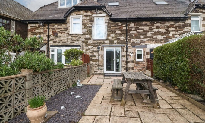 Llandudno Junction Cottage | PLATFORM 13 RAILWAY COTTAGE, pet friendly in Llandudno Junction