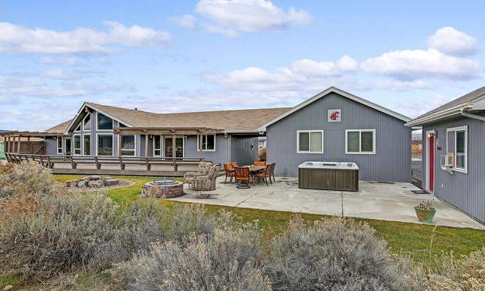 Desert Aire House | Play golf, watch a concert, or just relax by the river