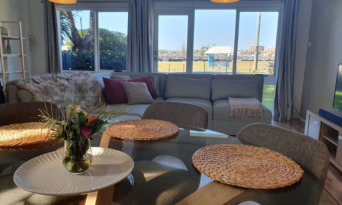 Port Macquarie House | Play@PortMacq - w Wi-Fi, pool, aircon - great location next to shops and marina