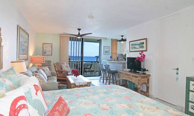 Bolongo Bay Apartment | Playa Linda - St. Thomas Oceanfront Studio Condo at Pool & Bolongo Beach, USVI