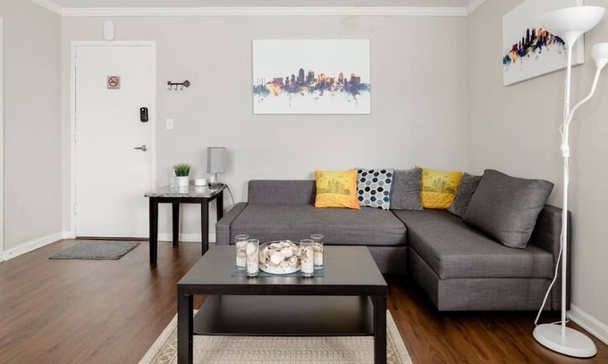 Country Club Plaza Area Apartment | Plaza One Bedroom w/ in unit laundry & Gym/Pool