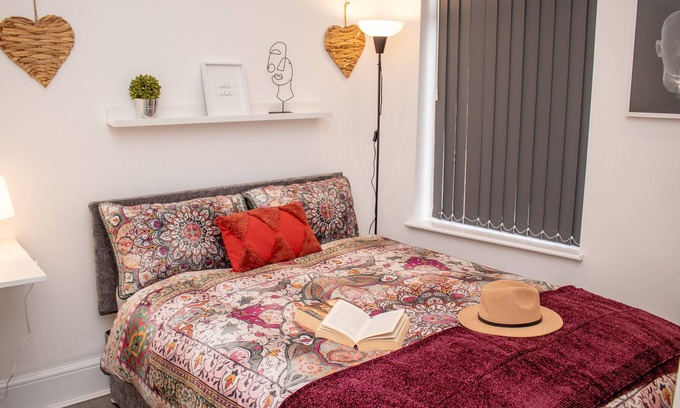 Liverpool House | Pleasant Cityscape Abode