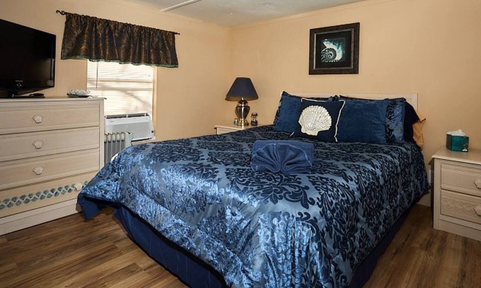 Homosassa Apartment | Pleasant Days Lodging Manatee / Scallop Suite.