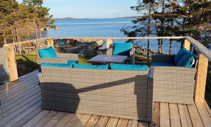 Tangier Cottage | Pleasant Harbour Oceanfront Hottub And Kayaks