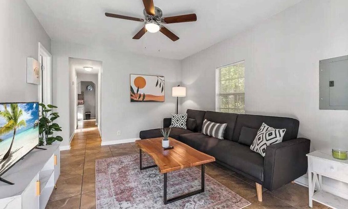 Lakeshore South House | Pleasant Home in Avondale - Kitchen, Wifi, TV