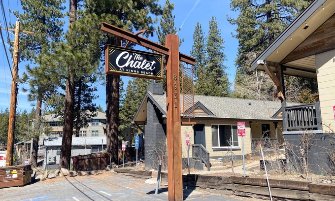 Kings Beach Ski Chalet | Pleasant hotel with lakeview, golf, skiing, WiFi, & Netflix