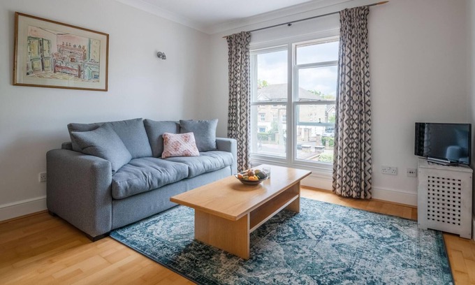 East Putney Apartment | Pleasant Putney home close to the tube station
