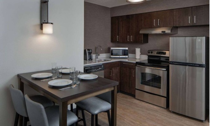 Fairfax Apartment | Pleasant Stay! Free Breakfast, Pets Allowed, Near Manassas National Battlefield!