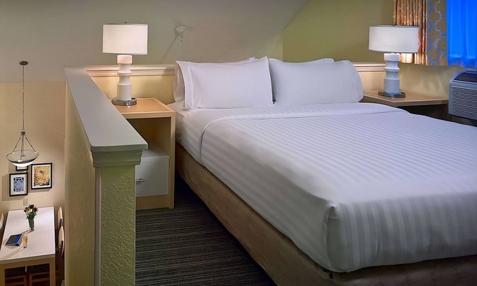 White Station House | Pleasant Stay! w/ Kitchen, Parking, Pets Allowed, Near Fire Museum of Memphis!