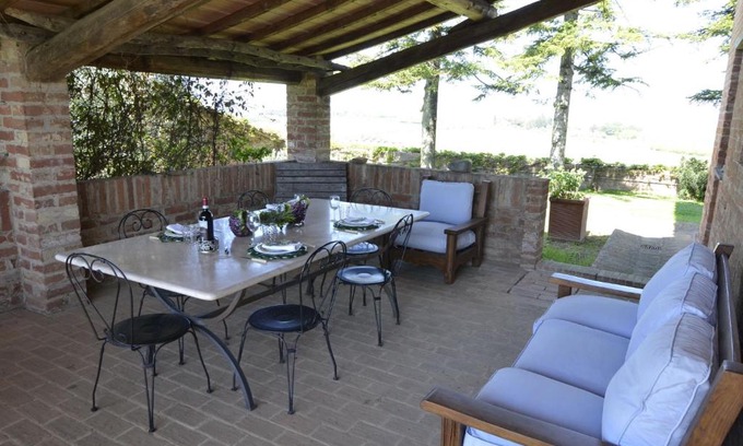 Ferretto Villa | Pleasant Villa in Valiano with Terrace Garden Sun loungers