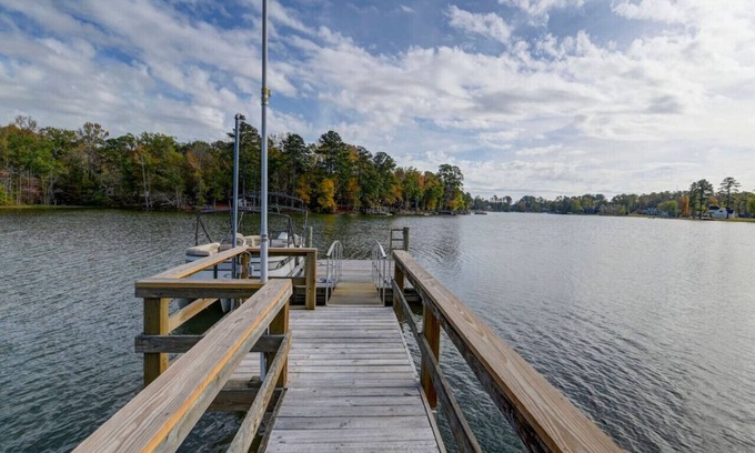 Chapin House | Plum Beautiful | 3 Kings & Hot Tub on Lake Murray