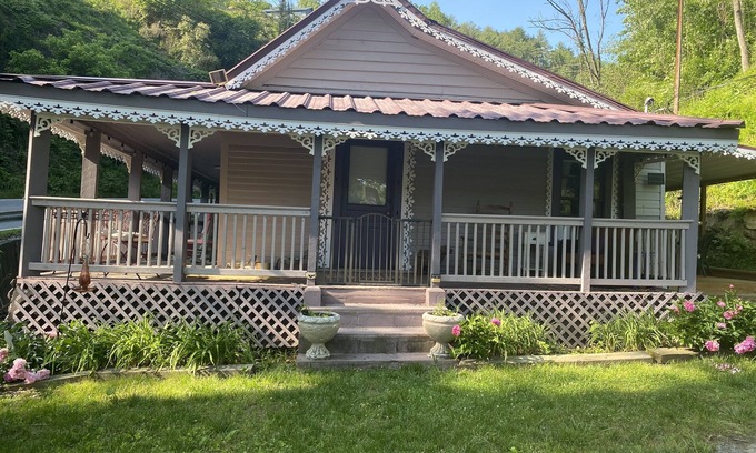 Marshall Cottage | Plum Crooked Poet’s Cottage ~ Once Upon A Time ~ Alpine Charm ~ Not Damaged ~