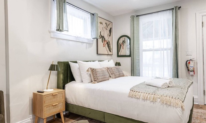 Stratford Apartment | Plums Unit 4: Downtown - Queen