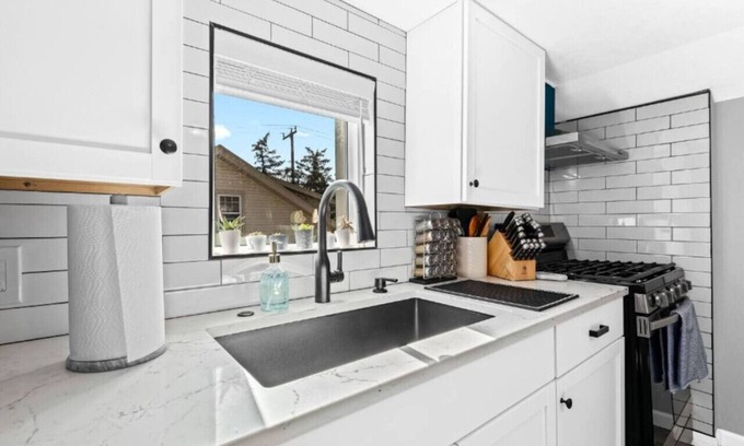 Plymouth Apartment | Plymouth 2BR: Complete & Cozy
