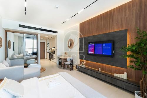 Madinat Zayed Apartment | PNB Living - Luxury Studio with Canal Views - Trillionaire Residences, Business Bay
