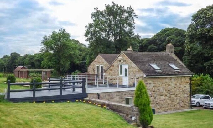 Rowsley Cottage | POACHER'S REST, pet friendly, character holiday cottage in Rowsley