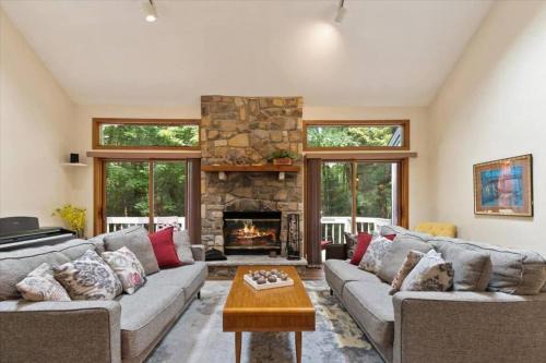 Pocono Pines House | Pocono Chalet/4 BDRMS/Fireplace