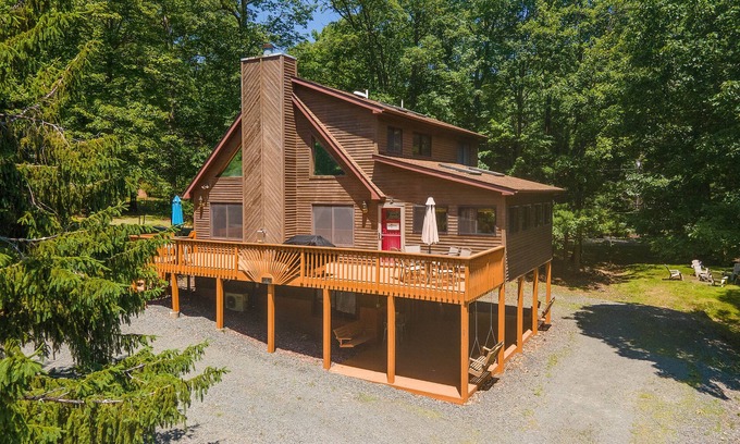 Lakeville Ski Chalet | Pocono Chalet- walking distance to Lake Wallenpaupack- 3 Full baths
