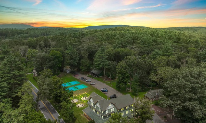 Canadensis Hotel | Pocono Modern Vaulted Pine | Firepits | Pickleball
