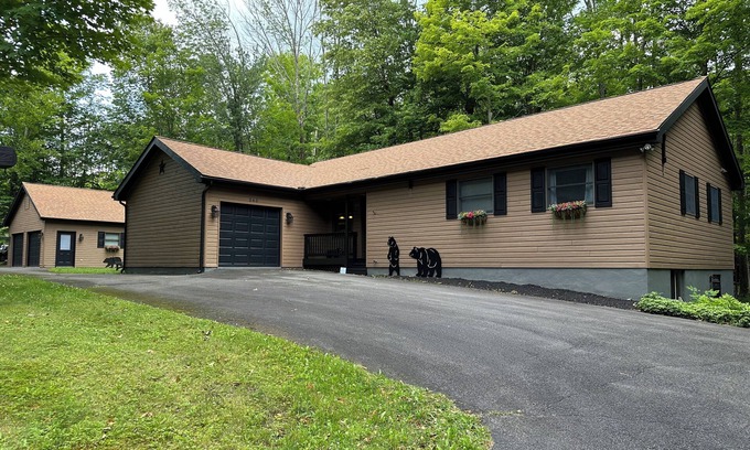 Hamlin House | Poconos Award-Winning Gold Star Resort! - Huge Bar, Arcade, Game Room, Theater!