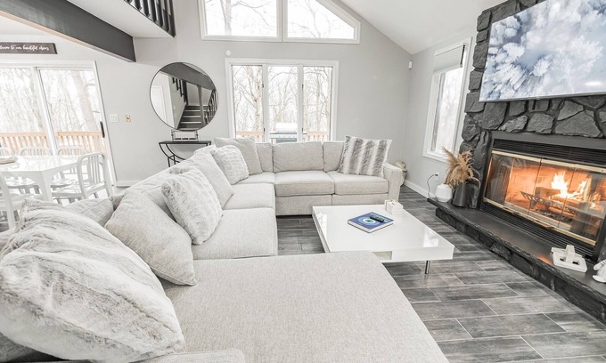 Mount Pocono Ski Chalet | Poconos Chalet minutes from Camelback & Kalahari