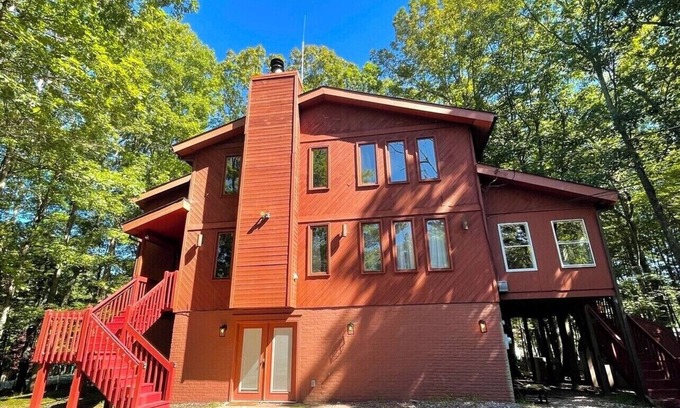 East Stroudsburg House | Poconos Chalet - Hot Tub - Kayaks - Gas Stove