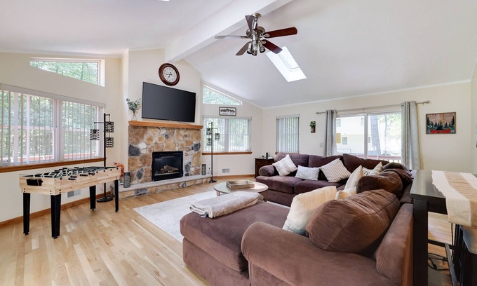 Bushkill House | Poconos House - 4BR house in Saw Creek, Bushkill