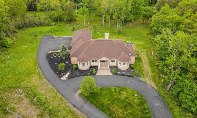 Tobyhanna Villa | Poconos Pink Rose Duskbloom Countryside Villa with Hot Tub -738