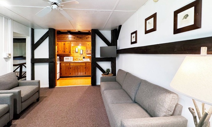 Reeders House | Poconos Rustic 1BR in the Poconos on Private Resort