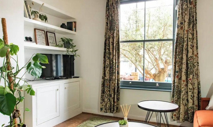 Walthamstow Apartment | Poet's Corner - Charming Victorian Home