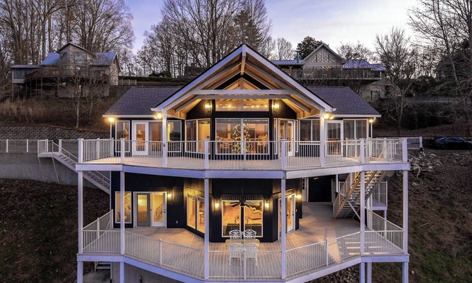 Smithville Ski Chalet | Point of View Over Looking Center Hill Lake