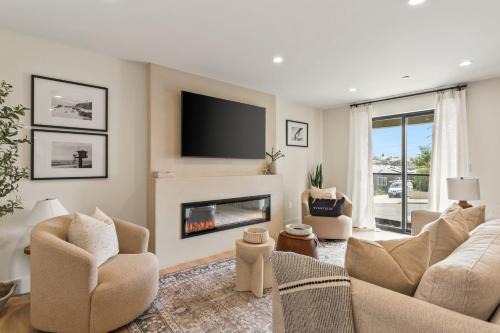 Point Loma Heights House | Point View Luxe by AvantStay 5BR Coastal Stay w En-suites Kitchen