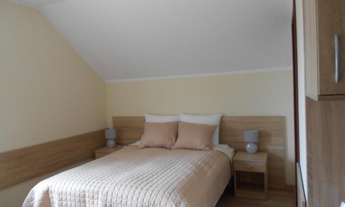 Rusinowo House | Pokój dwuosobowy nr 3 z prywatną łazienką L. Wójtowicz