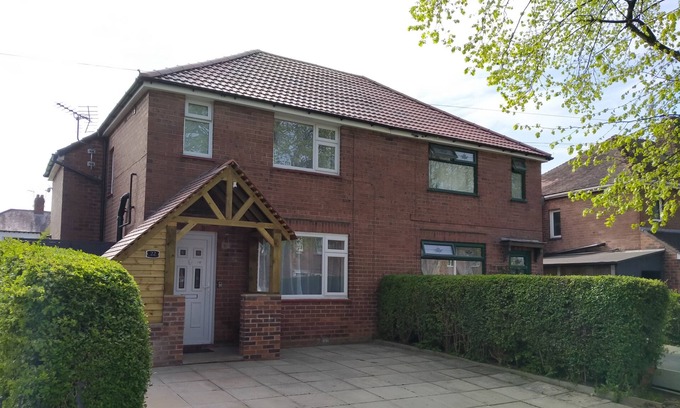 Crewe House | ✨Polaris House 🏠 - sleeps 6, driveway, garden