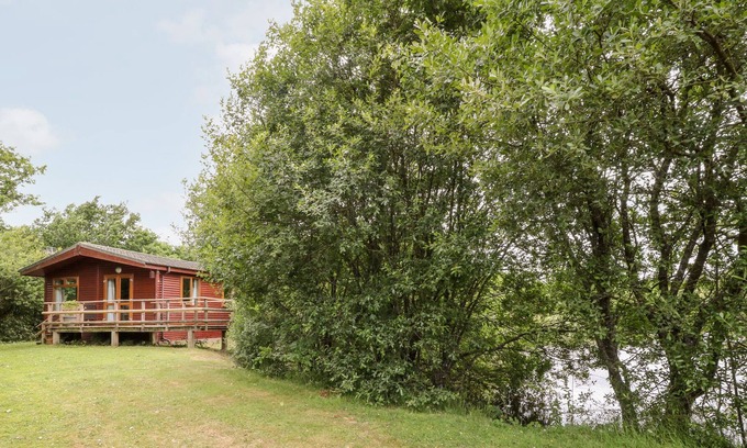 Broadwoodkelly Cabin | POMONA LODGE 3, pet friendly, character holiday cottage in Winkleigh
