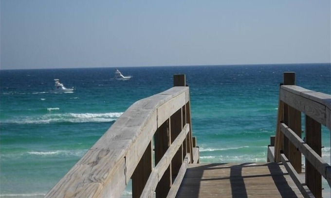 Crystal Beach Cottage | Pompano Paradise, Sleeps 6 Pet Friendly, Steps to the Beach