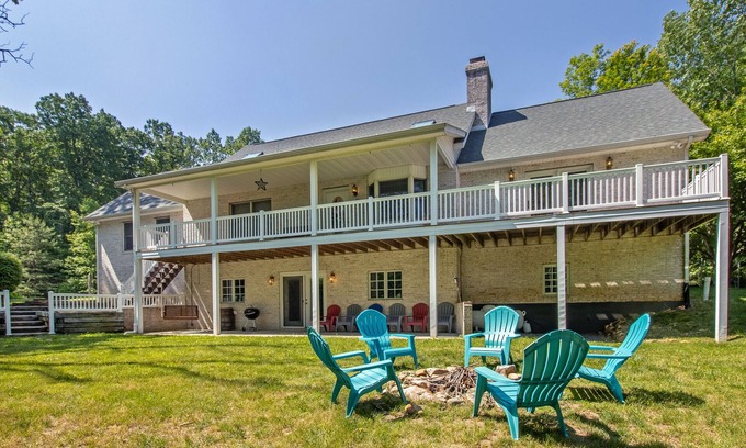 Elkton House | Pond Access, Game Room & Rec passes!