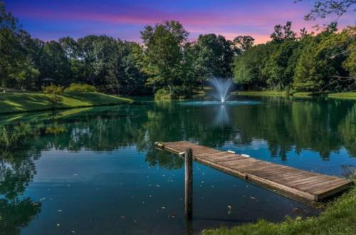 Jonesville House | Pond View Cabin near Ark Encounter with Loft