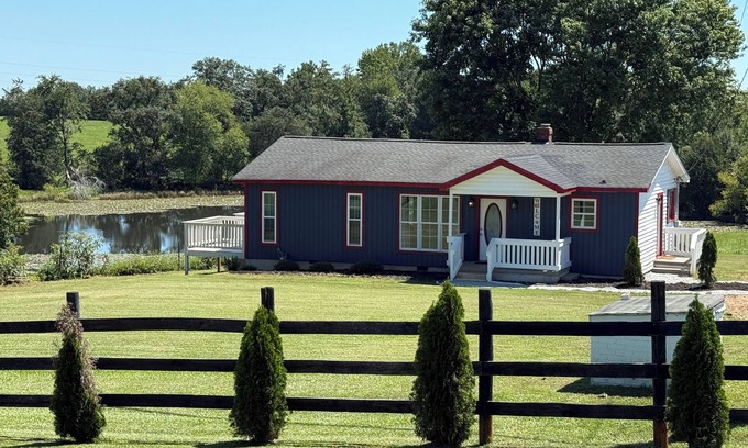 Greer House | Pond View provides a quiet privacy just 8 minutes from the airport.