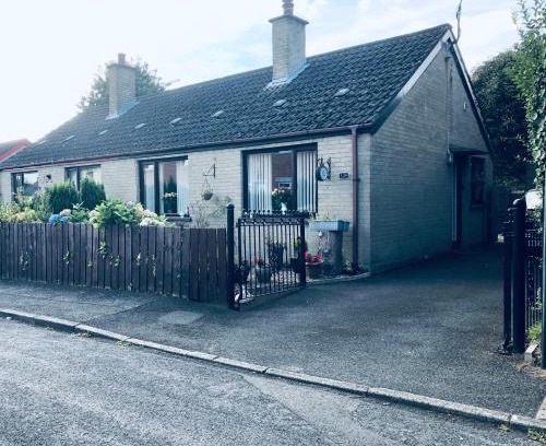 Lisburn House | PondeROSEa Cottage Free Gated Parking M1 & City location, wood stove