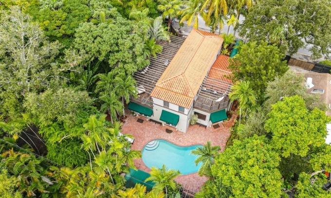 Northeast Miami Villa | Pool/2k SQFT/ Pet friendly/10 ppl