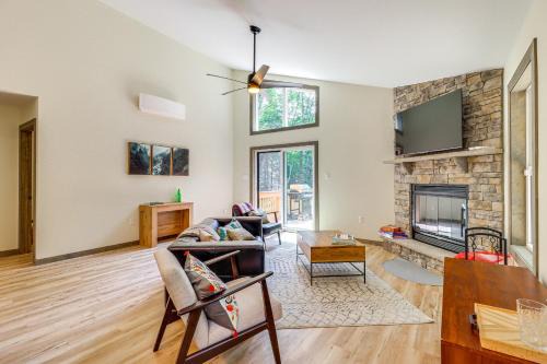 Albrightsville House | Pool and Beach Access Charming Poconos Cabin!