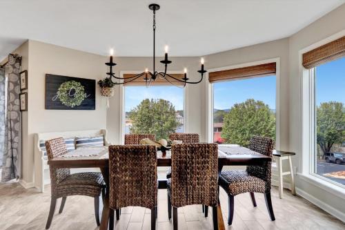 Lake Hamilton Apartment | Pool and Dock Access Lakefront Hot Springs Condo!