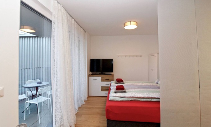 Donaustadt Apartment | Pool - Balcony - Garage - Studio with all Benefitsn