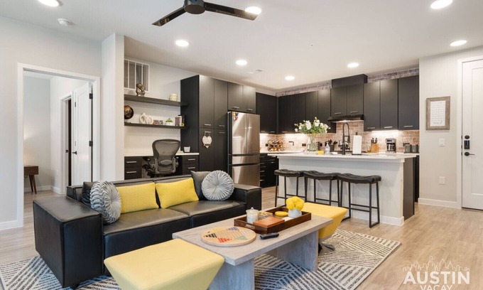 East Congress Apartment | Pool & Boxing Gym Onsite│Near Brewery, Coffee+│Bright Condo w/Parking & Balcony