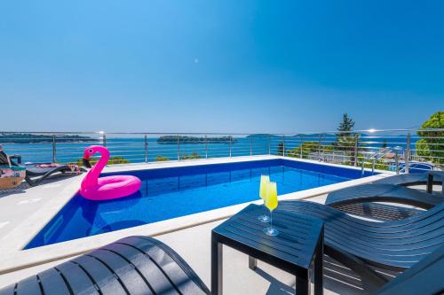 Lozica Apartment | Pool Deck Comfort Apartment